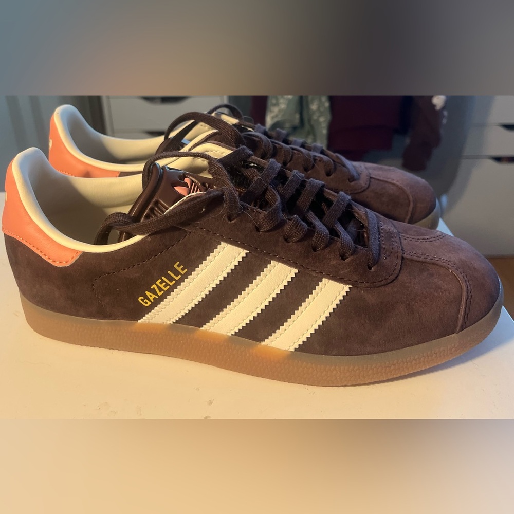 Women’s Adidas Gazelle size 7 brown & pink